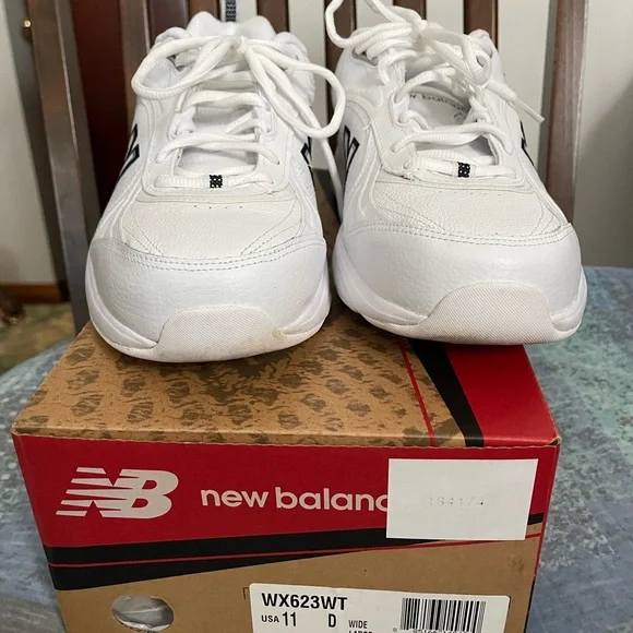 SOLD! Like New Women’s New Balance 623. Size 11 Wide. - Picture 2 of 6